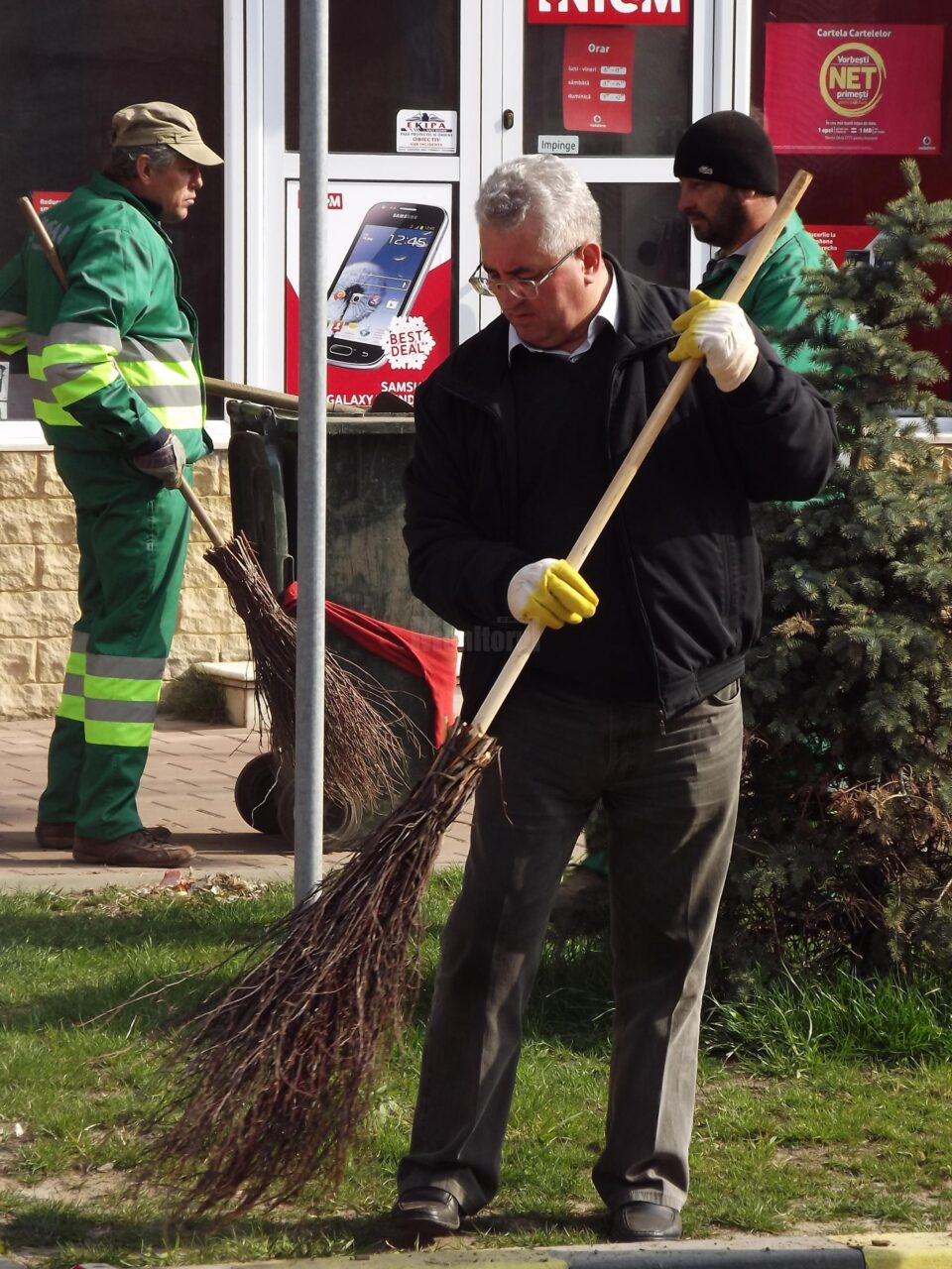Primarul Sucevei, Ion Lungu, va participa și anul acesta la campania de curățenie de primăvară - „Toți pentru curățenia orașului” Primarul Sucevei, Ion Lungu, va participa și anul acesta la campania de curățenie de primăvară - „Toți pentru curățenia orașului”
