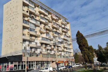 Un bloc emblematic pentru municipiul Suceava, atât datorită formei sale, motiv pentru care i se spune „Lamă”, cât și pentru mozaicului uriaș de pe laterală