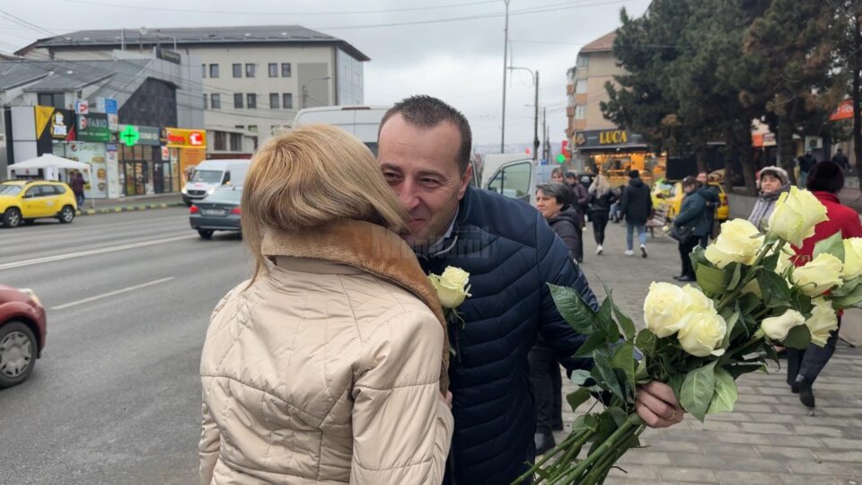 Sute de flori împărțite în stații și în autobuzele TPL de Lucian Harșovschi, la începutul primăverii