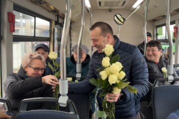 Sute de flori împărțite în stații și în autobuzele TPL de Lucian Harșovschi, la începutul primăverii