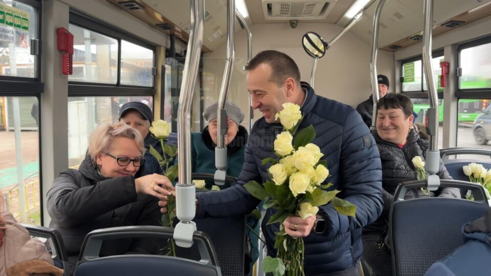 Sute de flori împărțite în stații și în autobuzele TPL de Lucian Harșovschi, la începutul primăverii