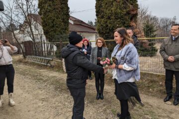 Ministrul Familiei, Natalia Intotero, a adus pentru centre de servicii sociale din Suceava cazarmament și îmbrăcăminte de la rezervele de stat
