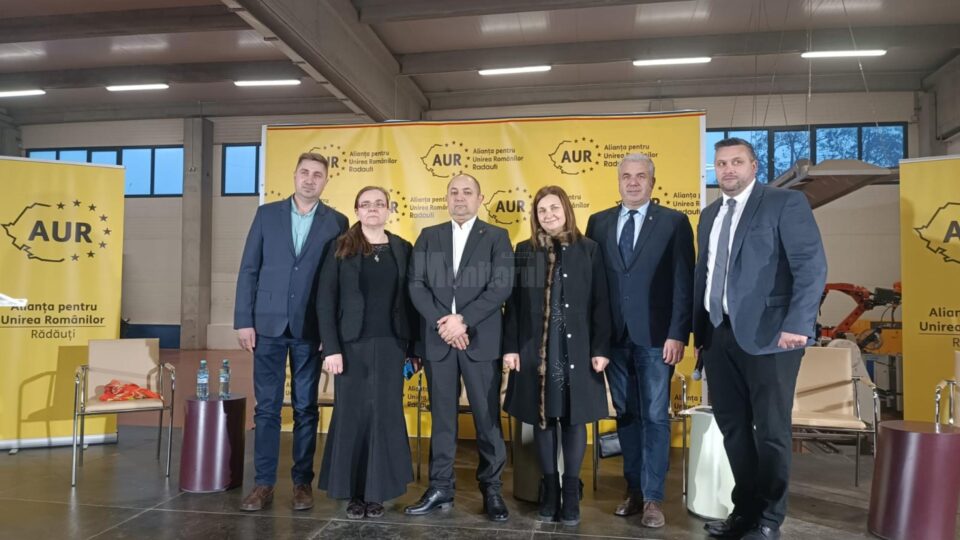 Fotografia de grup cu cei din AUR Suceava
