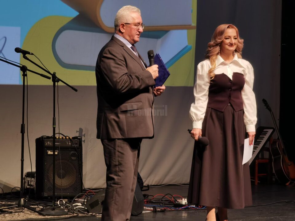 Primarul Sucevei, Ion Lungu, a oferit un premiu unității de învățămînt condusă de Maria Todereanu, dar a premiat-o și pe mama acesteia, Elena Todereanu, pentru cei 47 de ani de activitate