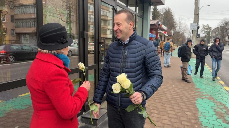 Sute de flori împărțite în stații și în autobuzele TPL de Lucian Harșovschi, la începutul primăverii