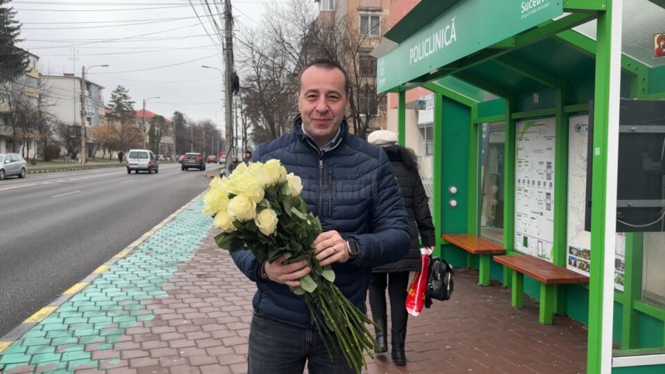 Sute de flori împărțite în stații și în autobuzele TPL de Lucian Harșovschi, la începutul primăverii