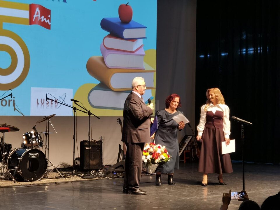 Primarul Sucevei, Ion Lungu, a oferit un premiu unității de învățămînt condusă de Maria Todereanu, dar a premiat-o și pe mama acesteia, Elena Todereanu, pentru cei 47 de ani de activitate 2