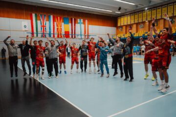 Vasile Boca, primul din stânga, se bucură alături de jucătorii săi după calificarea la Europene