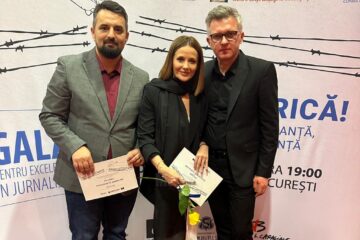 Jurnalistul sucevean Paul Ciurari (stânga), premiat de CNA pentru activitatea din zonele de conflict