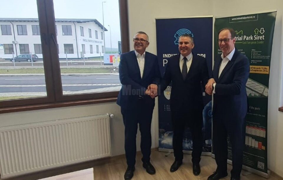 Primarul Adrian Popoiu alături de reprezentanții firmei din Germania care intenționează să deschidă o fabrică în Siret Primarul Adrian Popoiu alături de reprezentanții firmei din Germania care intenționează să deschidă o fabrică în Siret
