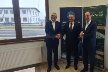 Primarul Adrian Popoiu alături de reprezentanții firmei din Germania care intenționează să deschidă o fabrică în Siret