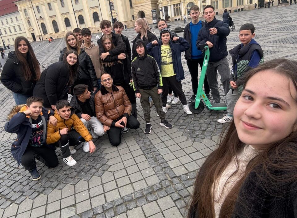 63 de elevi cu rezultate bune la învățătură, provenind din centre sociale, într-o excursie organizată de „EduMax” și „Euroactiv”
