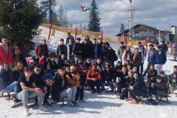 63 de elevi cu rezultate bune la învățătură, provenind din centre sociale, într-o excursie organizată de „EduMax” și „Euroactiv”