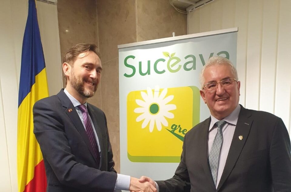 Primarul Ion Lungu, la discuții cu șeful Biroului Contribuției Elvețiene, Giacomo Solari, la sediul municipalității sucevene Primarul Ion Lungu, la discuții cu șeful Biroului Contribuției Elvețiene, Giacomo Solari, la sediul municipalității sucevene