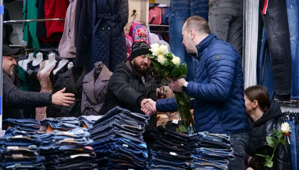 Lucian Harșovschi a împărțit flori zilnic de la 1 Martie și o va face și pe 8 Martie 6