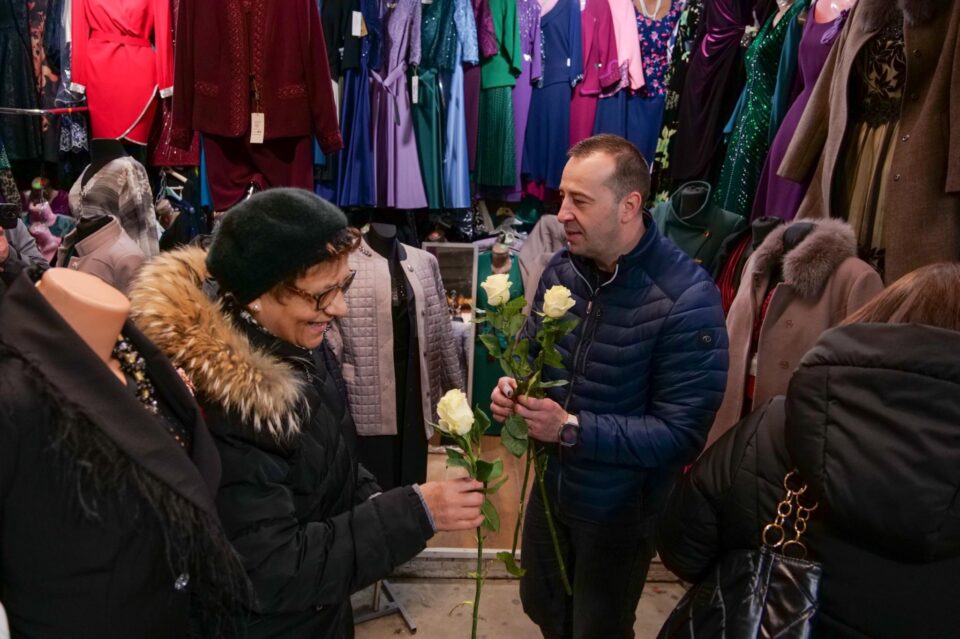 Lucian Harșovschi a împărțit flori zilnic de la 1 Martie și o va face și pe 8 Martie 5
