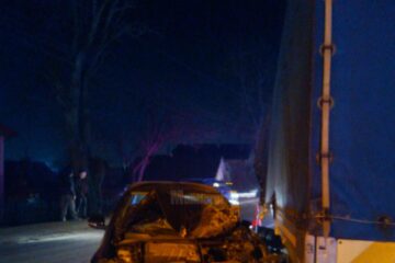 A intrat violent într-o autoutilitară din cauza unui șofer care a forțat ieșirea din benzinărie