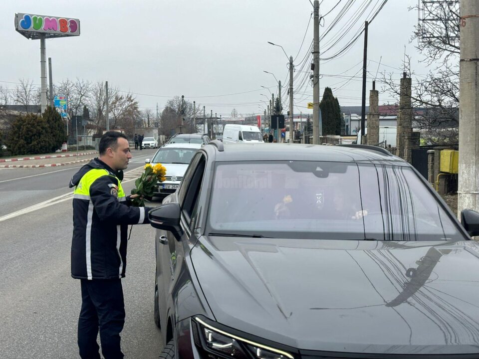 Polițiștii au împărțit flori la 249 de doamne, cifra reprezentând numărul femeilor agresate de la începutul anului
