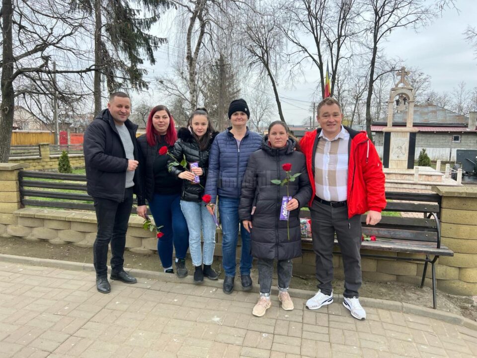 Viceprimarul PSD din Fântânele și o parte dintre colegii de partid au împărțit aproape 500 de flori femeilor din comună