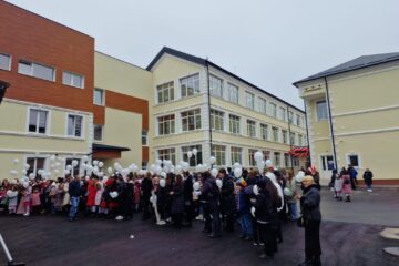 Noul corp, alături de clădirea reabilitată