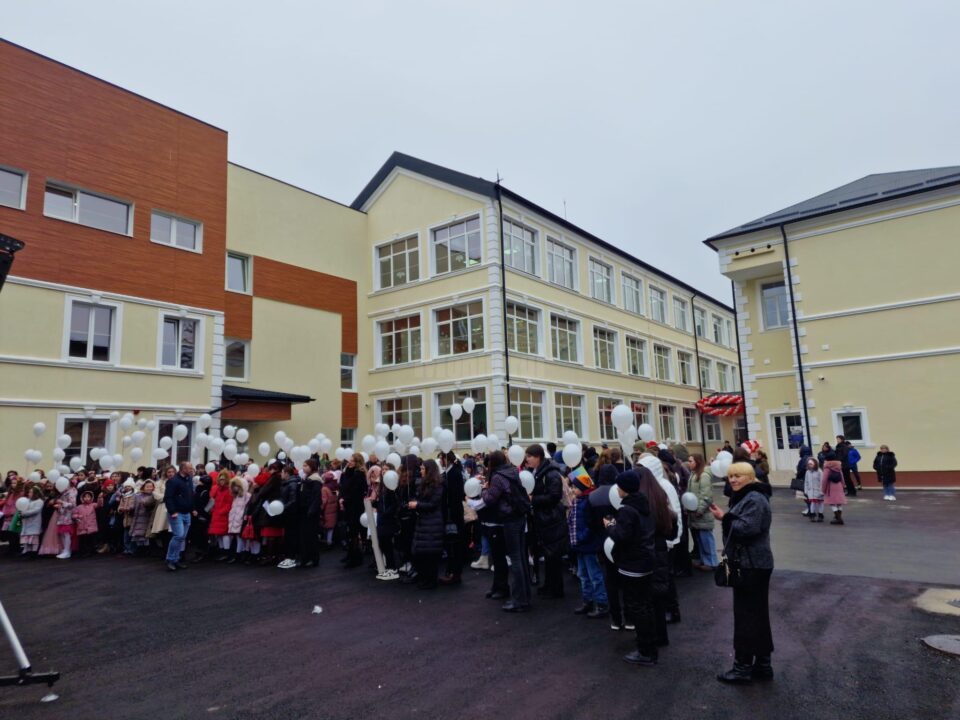 Noul corp, alături de clădirea reabilitată