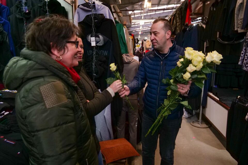 Lucian Harșovschi a împărțit flori zilnic, de la 1 Martie și o va face și pe 8 Martie