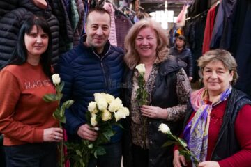 Lucian Harșovschi a împărțit flori zilnic, de la 1 Martie și o va face și pe 8 Martie