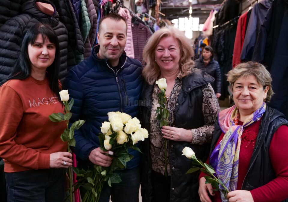 Lucian Harșovschi a împărțit flori zilnic, de la 1 Martie și o va face și pe 8 Martie