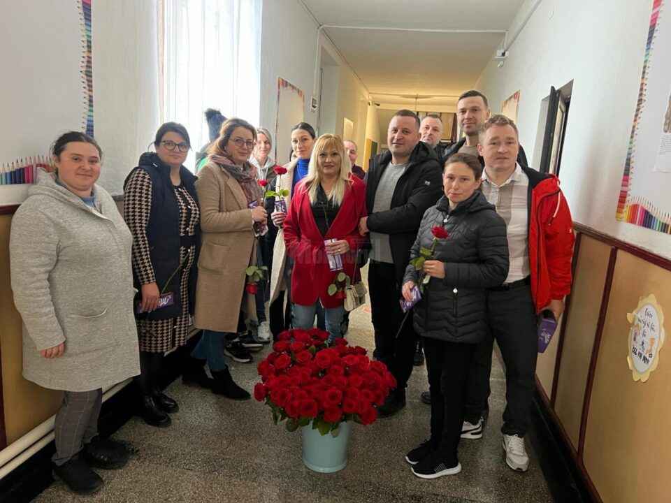 Viceprimarul PSD din Fântânele și o parte dintre colegii de partid au împărțit aproape 500 de flori femeilor din comună