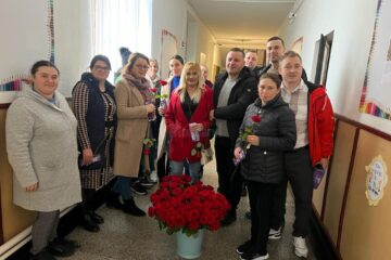 Viceprimarul PSD din Fântânele și o parte dintre colegii de partid au împărțit aproape 500 de flori femeilor din comună