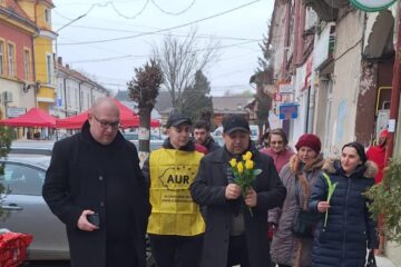 Peste 500 de flori, împărțite femeilor de echipa AUR Rădăuți și candidatul pentru primărie, Dan Marcu