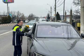 Polițiștii au împărțit flori la 249 de doamne, cifra reprezentând numărul femeilor agresate de la începutul anului