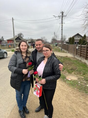 Viceprimarul PSD din Fântânele și o parte dintre colegii de partid au împărțit aproape 500 de flori femeilor din comună