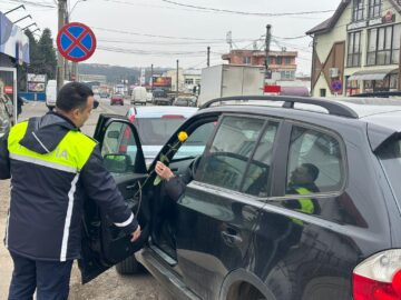 Polițiștii au împărțit flori la 249 de doamne, cifra reprezentând numărul femeilor agresate de la începutul anului