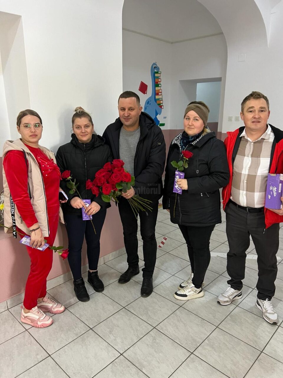 Viceprimarul PSD din Fântânele și o parte dintre colegii de partid au împărțit aproape 500 de flori femeilor din comună