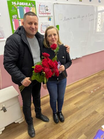 Viceprimarul PSD din Fântânele și o parte dintre colegii de partid au împărțit aproape 500 de flori femeilor din comună