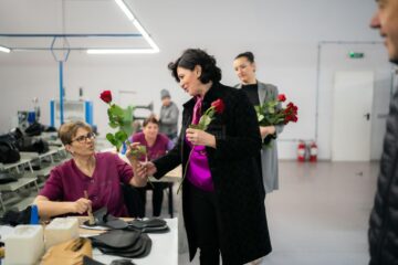 Președinta Organizației Județene a Femeilor din PSD Suceava, Larisa Blanari, a fost pe 8 Martie alături de angajatele fabricii de încălțăminte Denis