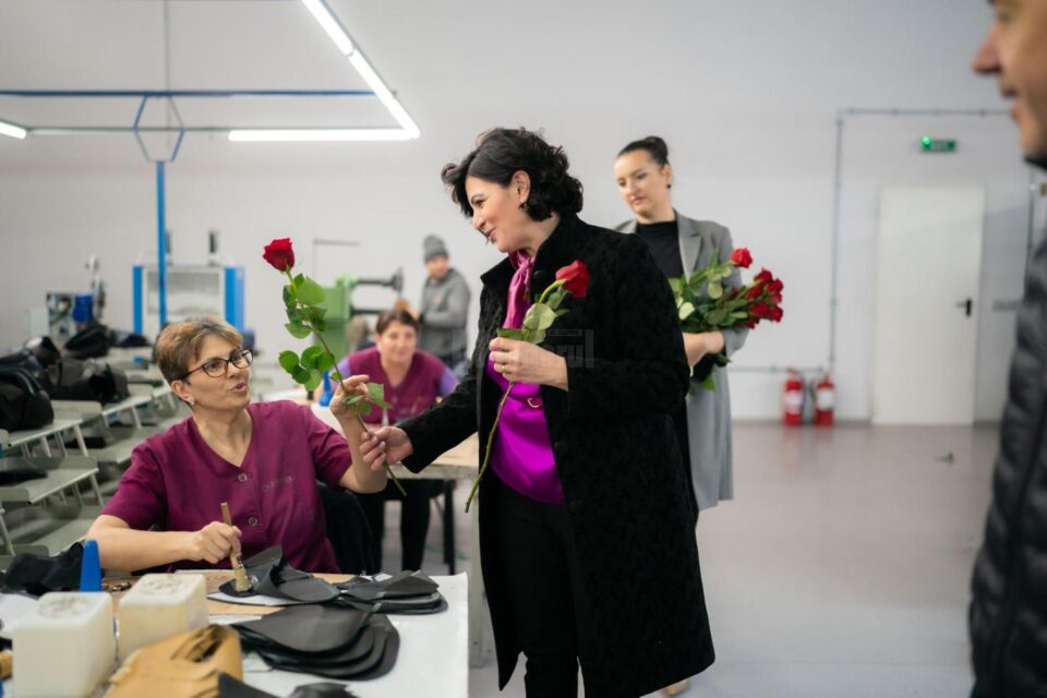 Președinta Organizației Județene a Femeilor din PSD Suceava, Larisa Blanari, a fost pe 8 Martie alături de angajatele fabricii de încălțăminte Denis