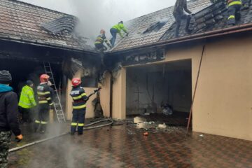 Mobilizare pentru stingerea incendiului de la Voitinel