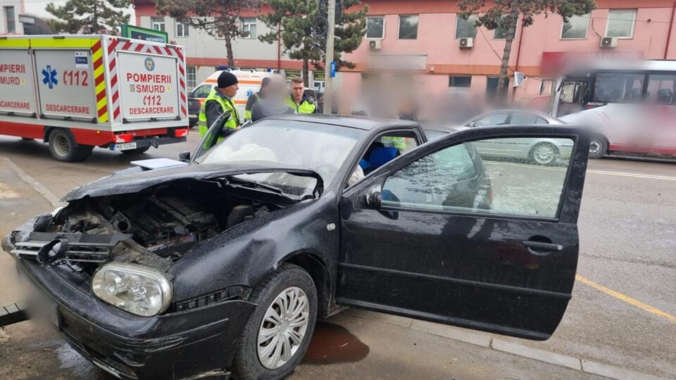 Accident între un autocar și un autoturism, în Suceava