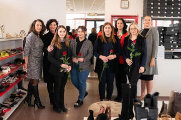 Președinta Organizației Județene a Femeilor din PSD Suceava, Larisa Blanari, a fost pe 8 Martie alături de angajatele fabricii de încălțăminte Denis