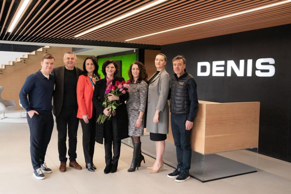 Denis Cornea, deputatul Eugen Bejinariu, Larisa Blanari, și Ilie Cornea, fondatorul Denis, împreună cu câteva reprezentante ale organizației județeană a femeilor social-democrate Suceava