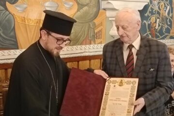 Artistul Radu Bercea, fost deținut politic, primind Ordinul „Sfântului Ierarh Iacob Putneanul”