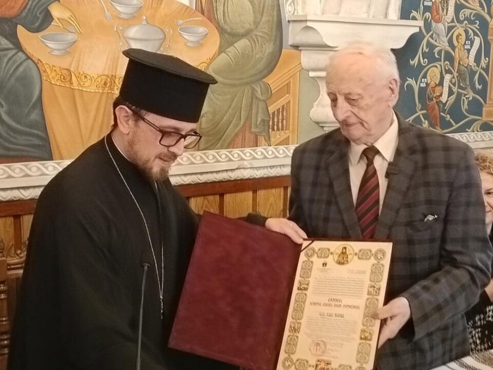 Artistul Radu Bercea, fost deținut politic, primind Ordinul „Sfântului Ierarh Iacob Putneanul” Artistul Radu Bercea, fost deținut politic, primind Ordinul „Sfântului Ierarh Iacob Putneanul”