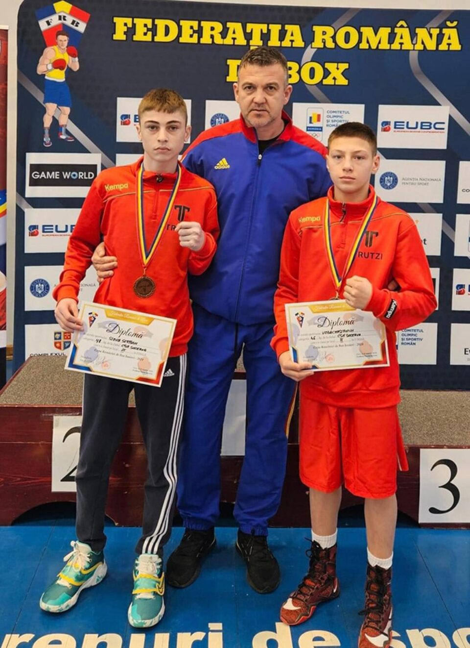 Antrenorul Andu Vornicu încadrat de sportivii săi, medaliați la Naționalele de juniori