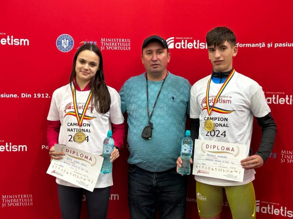 Antrenorul Cristian Prasneac incadrat de cei doi campioni nationali
