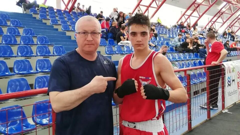 Antrenorul Vasile Nistor și Iulian Buletică