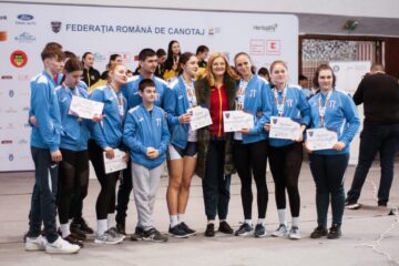 Fosta mare campioana Elisabeta Lipa în mijlocul tinerilor canotori suceveni