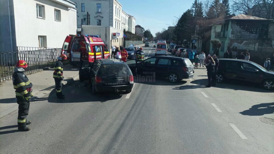 Carambol cu trei mașini implicate după ce o șoferiță a ieșit dintr-o curte fără a se asigura