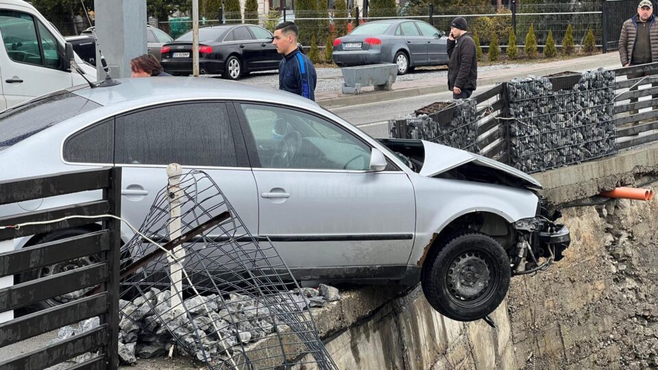O femeie a fost la câțiva centimetri de a se răsturnat cu mașina în râul Bistrița, după un accident petrecut la Cârlibaba